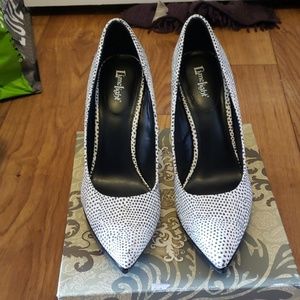 Pointed toe heels
